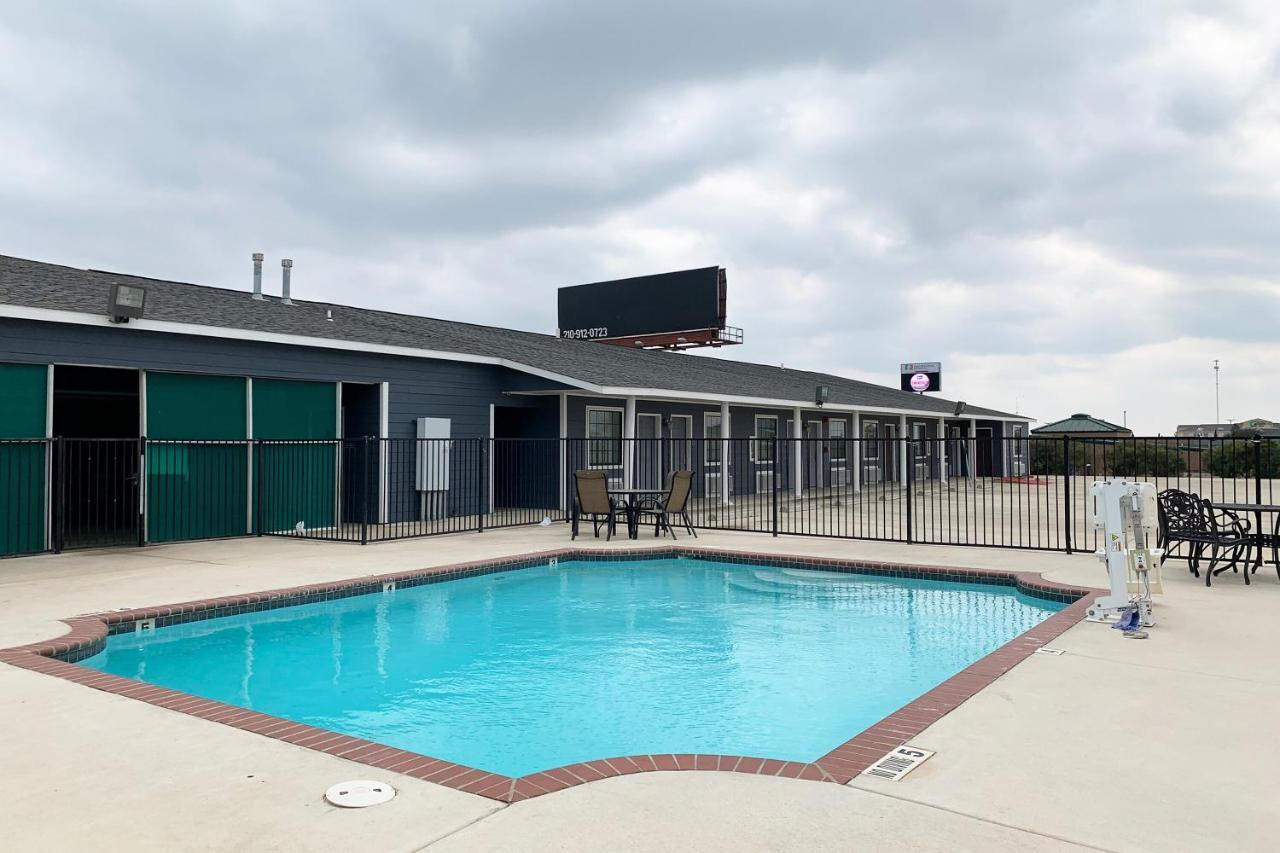 Oyo Hotel Pearsall I-35 West Zewnętrze zdjęcie