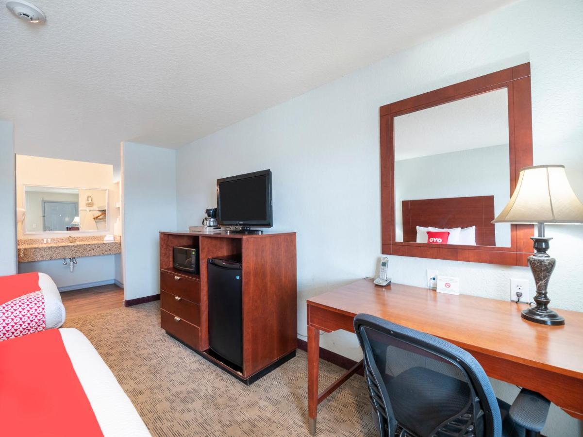 Oyo Hotel Pearsall I-35 West Zewnętrze zdjęcie